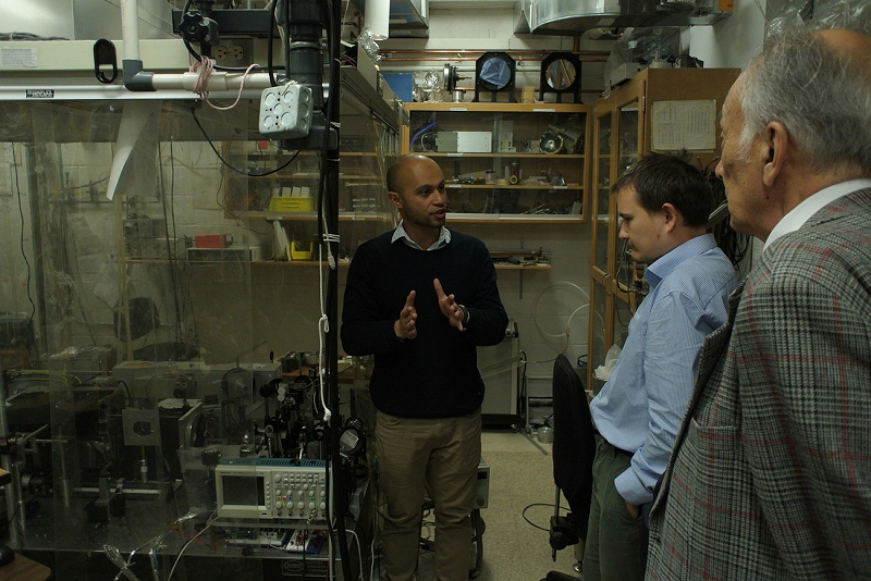 Mohamed Zaghoo демонстрирует стенд для лазерного нагрева сжатого водорода